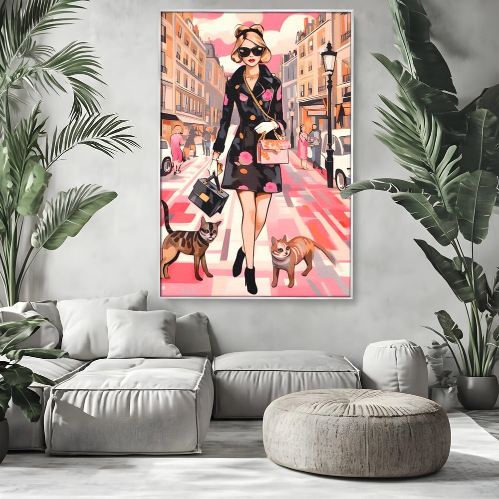 Tablou canvas cu ilustratie fashion cu femeie si pisici, in rama de aluminiu argintiu, pe perete intr-un living