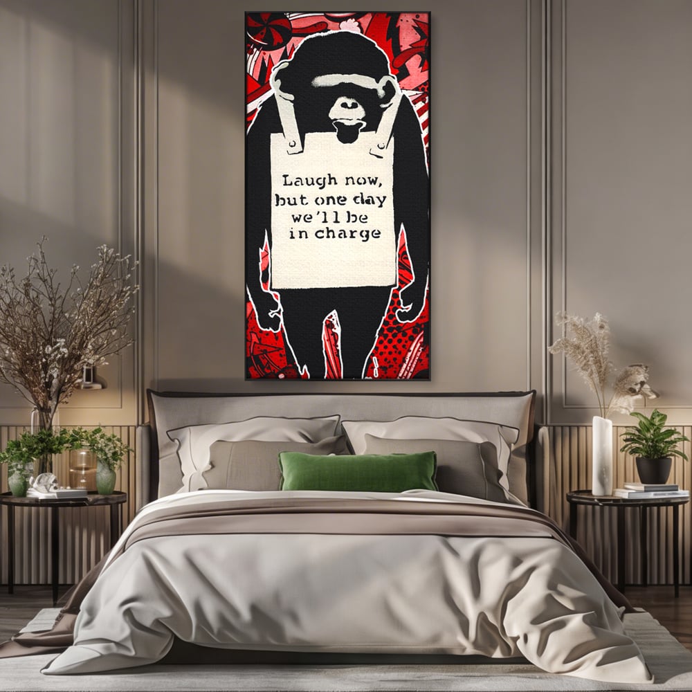Tablou canvas cu tablou canvas cu cimpanzeu stilizat, in rama de aluminiu negru, pe perete intr-un dormitor