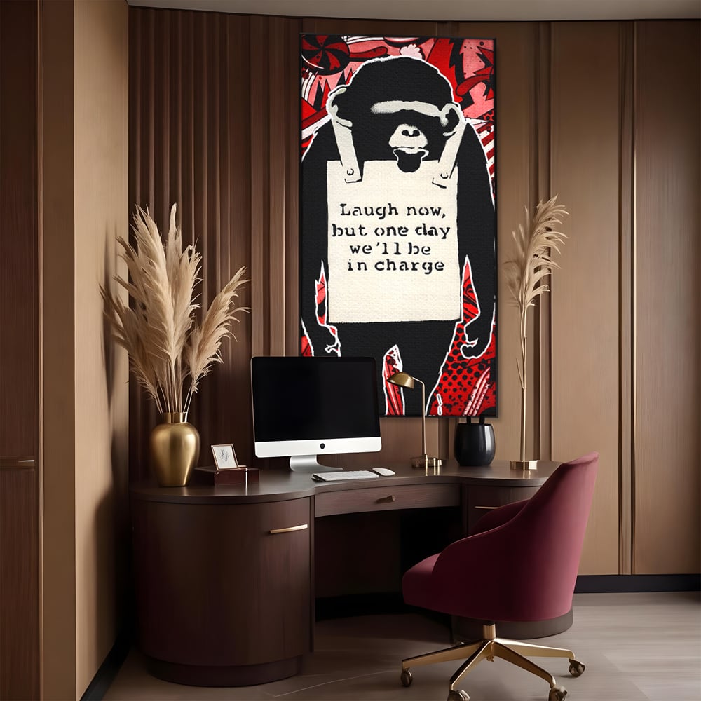 Tablou canvas cu tablou canvas cu cimpanzeu stilizat, in rama de aluminiu negru, pe perete intr-un birou