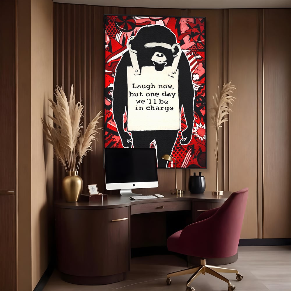 Tablou canvas cu tablou canvas cu cimpanzeu stilizat, in rama de aluminiu negru, pe perete intr-un birou