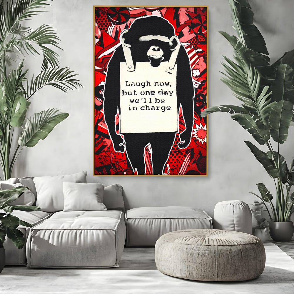 Tablou canvas cu tablou canvas cu cimpanzeu stilizat, in rama de aluminiu auriu, pe perete intr-un living