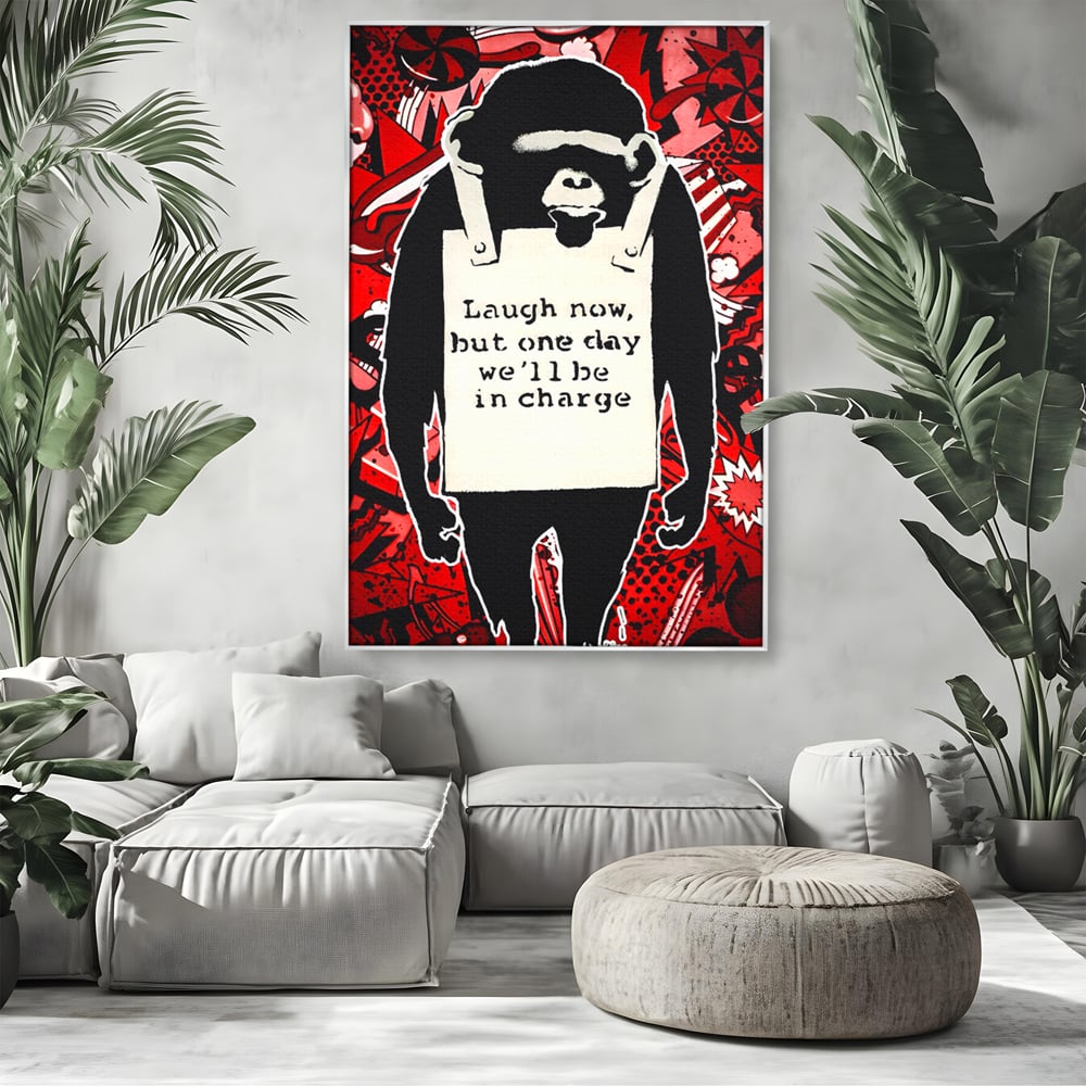 Tablou canvas cu tablou canvas cu cimpanzeu stilizat, in rama de aluminiu argintiu, pe perete intr-un living