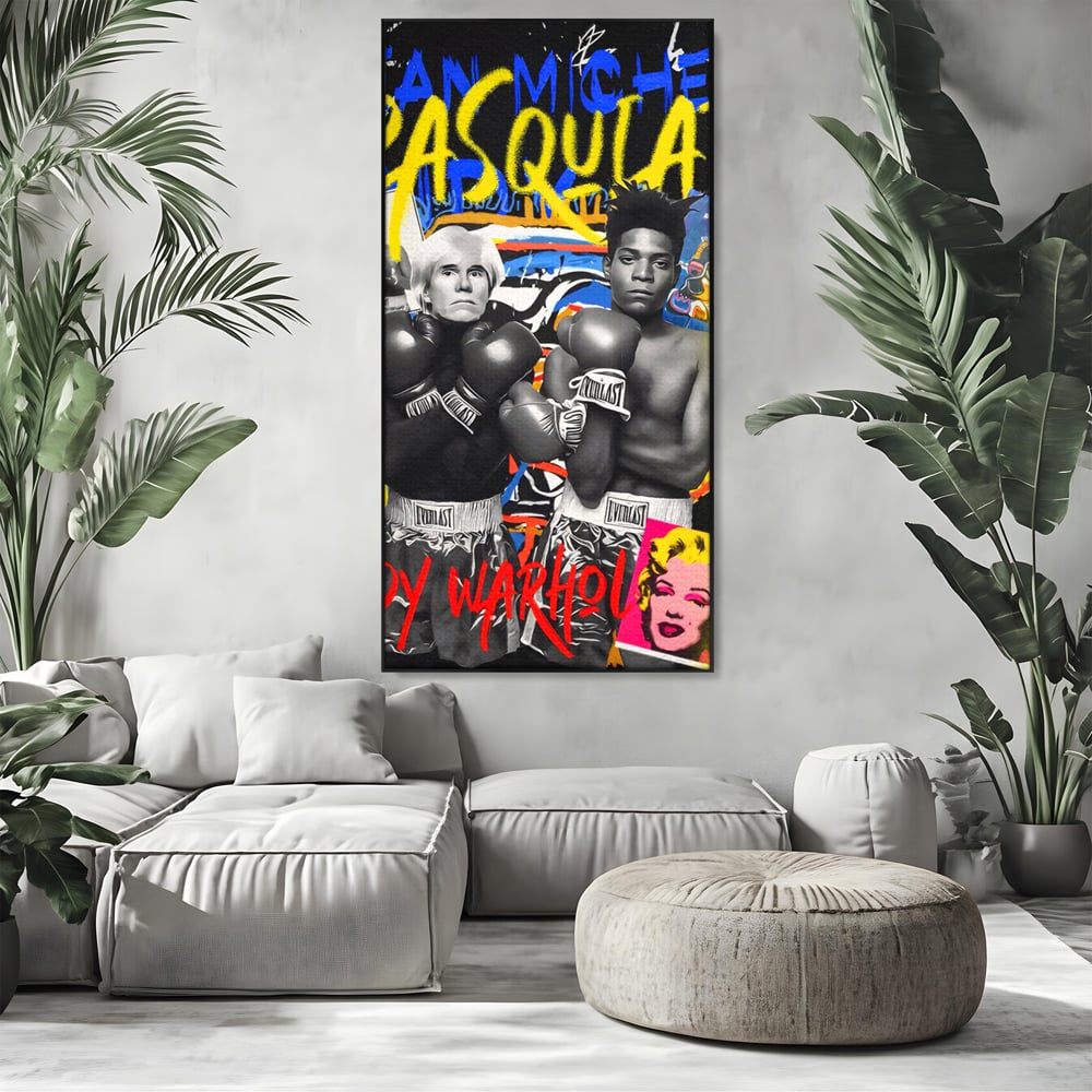 Tablou canvas cu tablou canvas cu andy warhol si basquiat, in rama de aluminiu negru, pe perete intr-un living