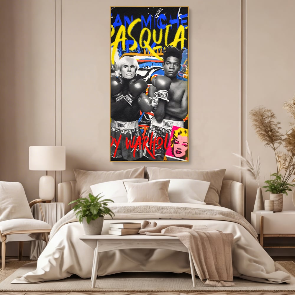 Tablou canvas cu tablou canvas cu andy warhol si basquiat, in rama de aluminiu auriu, pe perete intr-un dormitor
