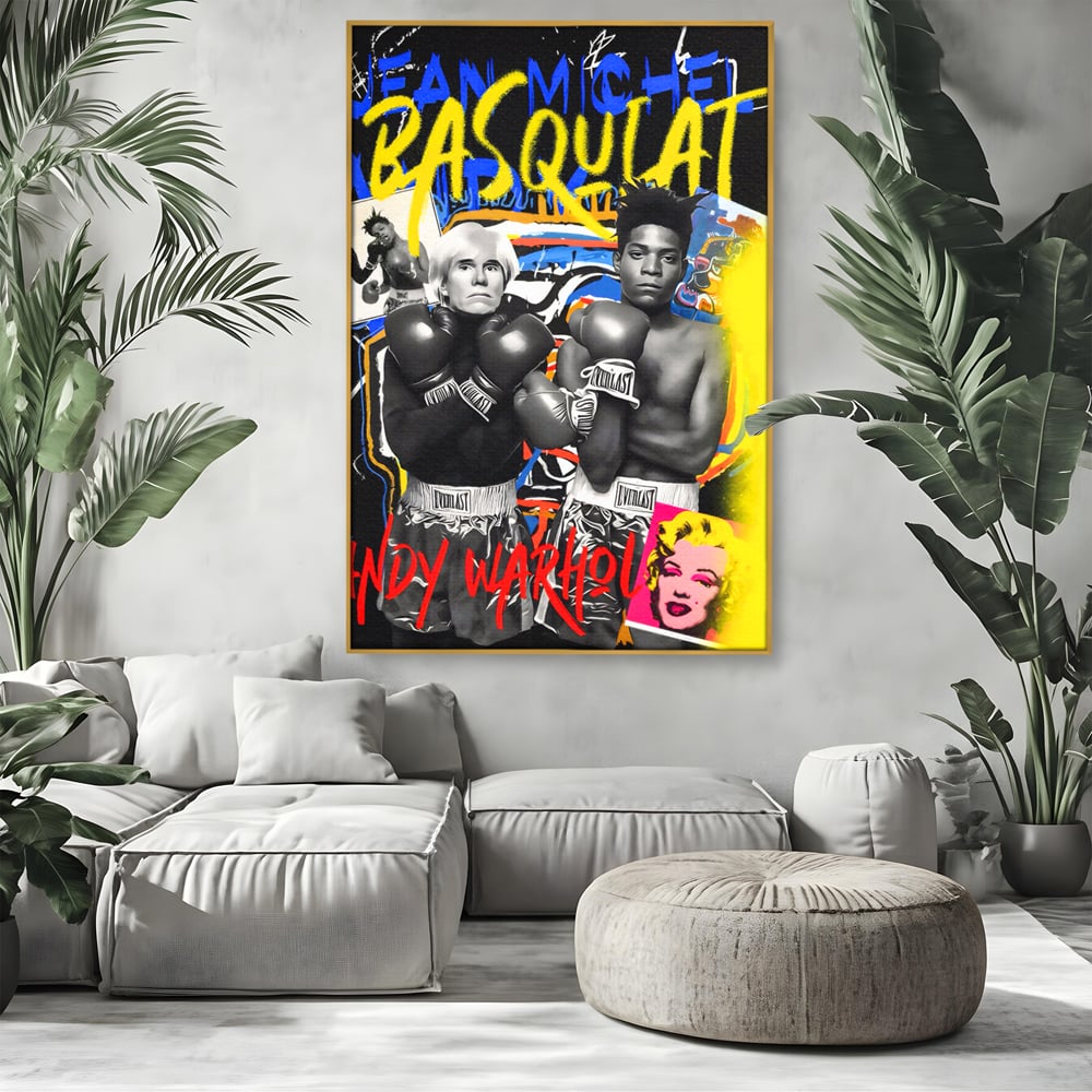 Tablou canvas cu tablou canvas cu andy warhol si basquiat, in rama de aluminiu auriu, pe perete intr-un living