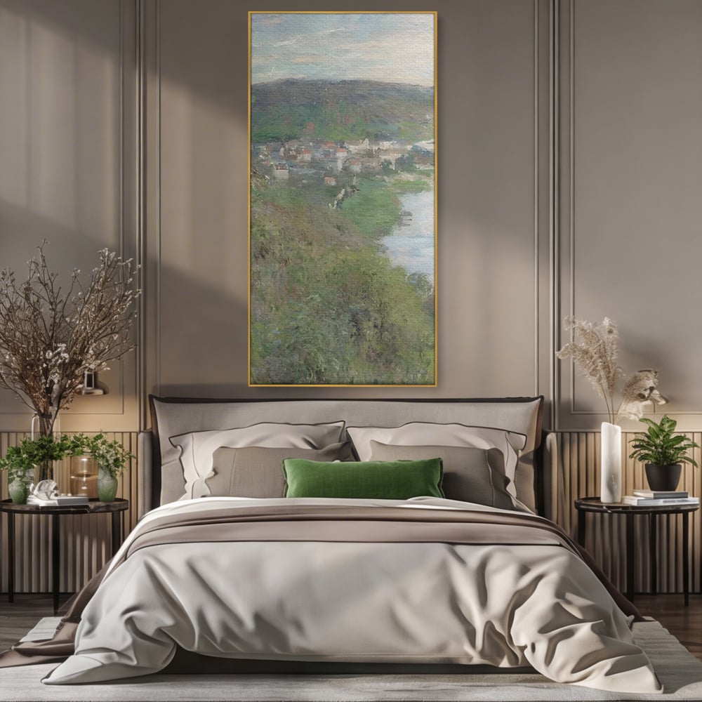 Tablou canvas cu tablou canvas cu peisaj rural si rau, in rama de aluminiu auriu, pe perete intr-un dormitor