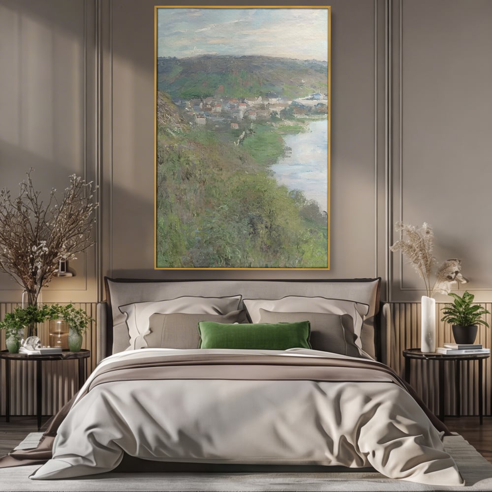 Tablou canvas cu tablou canvas cu peisaj rural si rau, in rama de aluminiu auriu, pe perete intr-un dormitor