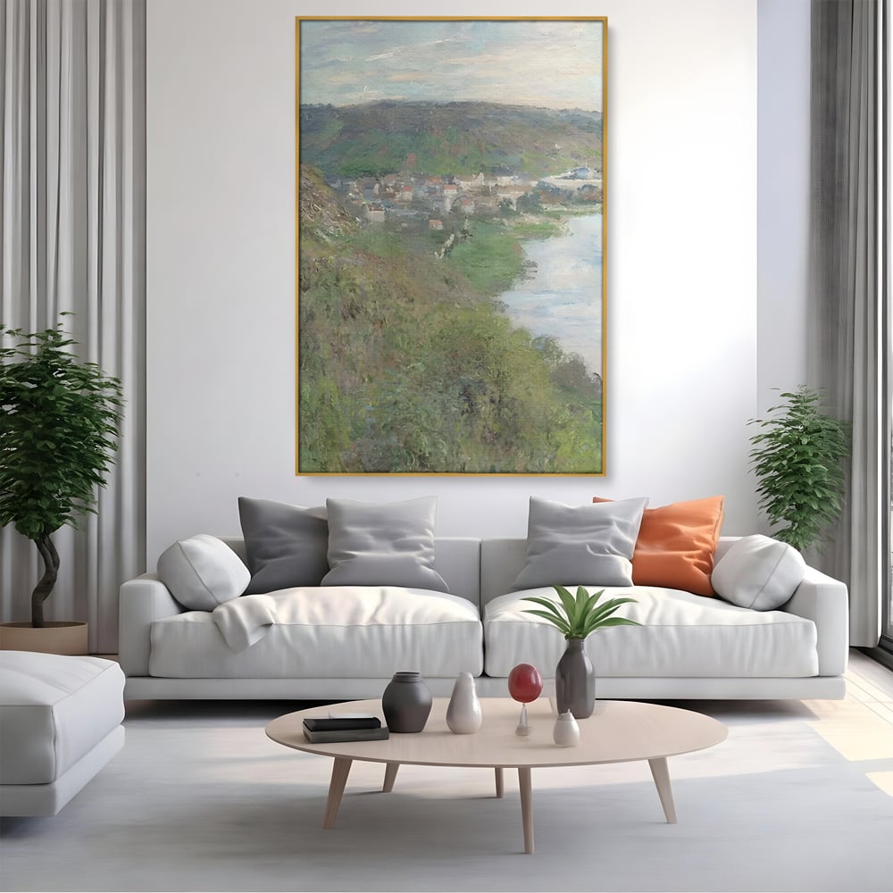 Tablou canvas cu tablou canvas cu peisaj rural si rau, in rama de aluminiu auriu, pe perete intr-un living
