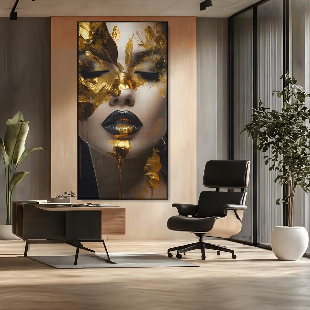 Tablou canvas cu tablou canvas cu portret femeie si foita de aur, in rama de aluminiu negru, pe perete intr-un birou