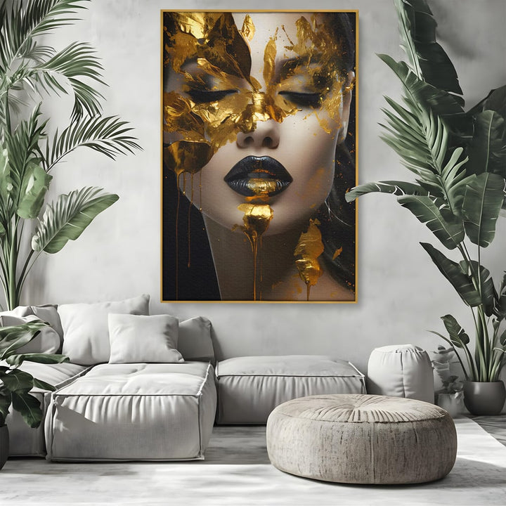 Tablou canvas cu tablou canvas cu portret femeie si foita de aur, in rama de aluminiu auriu, pe perete intr-un living