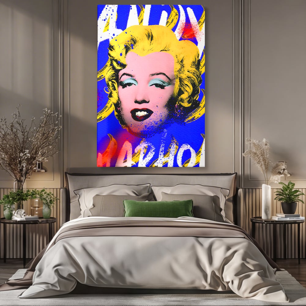 Tablou canvas cu tablou canvas cu portretul stilizat al lui marilyn monroe, fara rama, pe sasiu de lemn, pe perete intr-un dormitor
