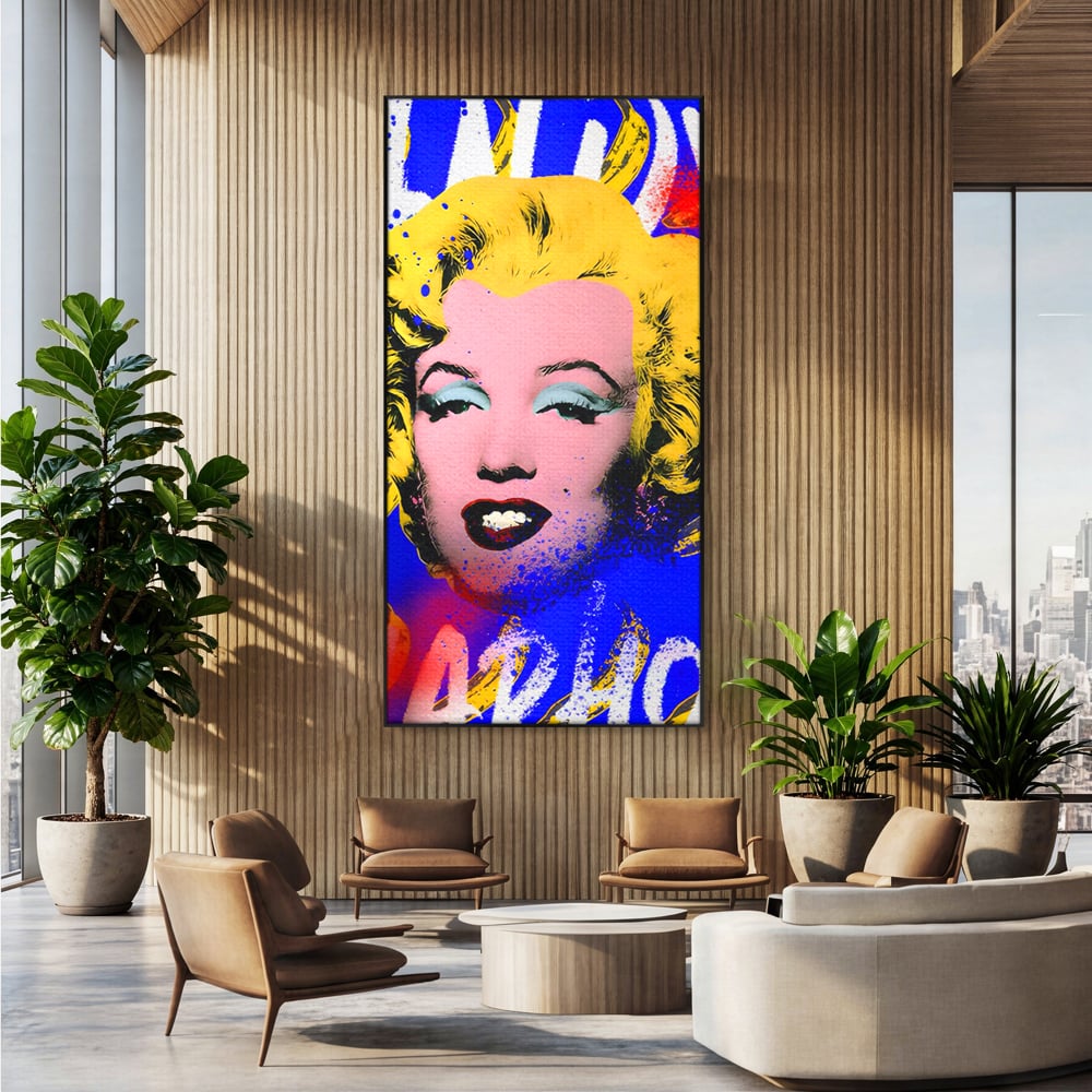Tablou canvas cu tablou canvas cu portretul stilizat al lui marilyn monroe, in rama de aluminiu negru, pe perete intr-un birou