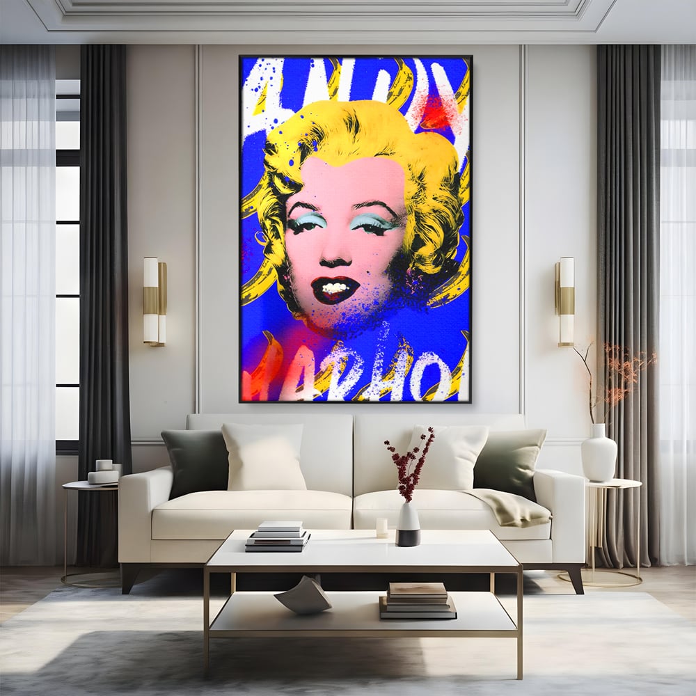 Tablou canvas cu tablou canvas cu portretul stilizat al lui marilyn monroe, in rama de aluminiu negru, pe perete intr-un living