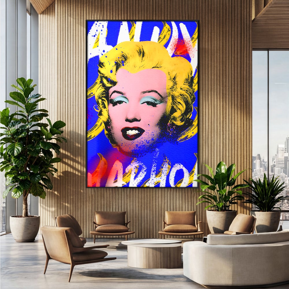 Tablou canvas cu tablou canvas cu portretul stilizat al lui marilyn monroe, in rama de aluminiu negru, pe perete intr-un birou