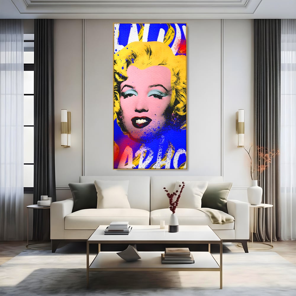 Tablou canvas cu tablou canvas cu portretul stilizat al lui marilyn monroe, in rama de aluminiu auriu, pe perete intr-un living