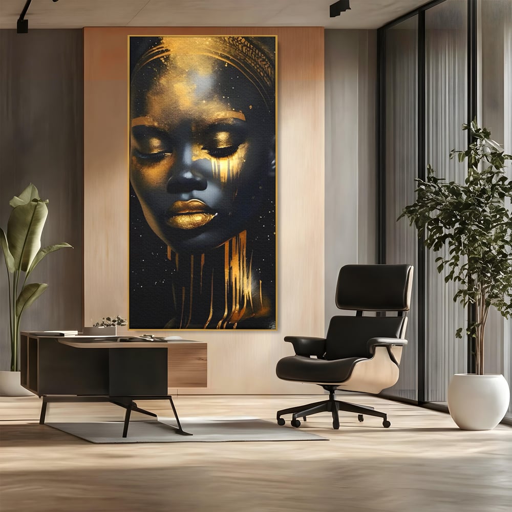 Tablou canvas cu tablou canvas cu portret de femeie, in rama de aluminiu auriu, pe perete intr-un birou