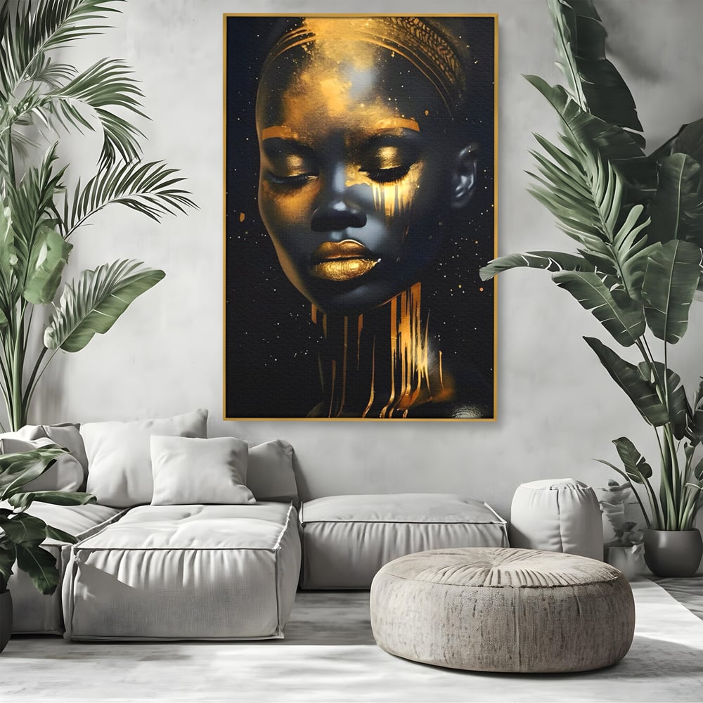 Tablou canvas cu tablou canvas cu portret de femeie, in rama de aluminiu auriu, pe perete intr-un living