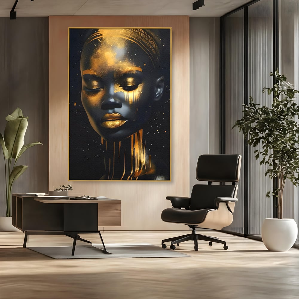 Tablou canvas cu tablou canvas cu portret de femeie, in rama de aluminiu auriu, pe perete intr-un birou