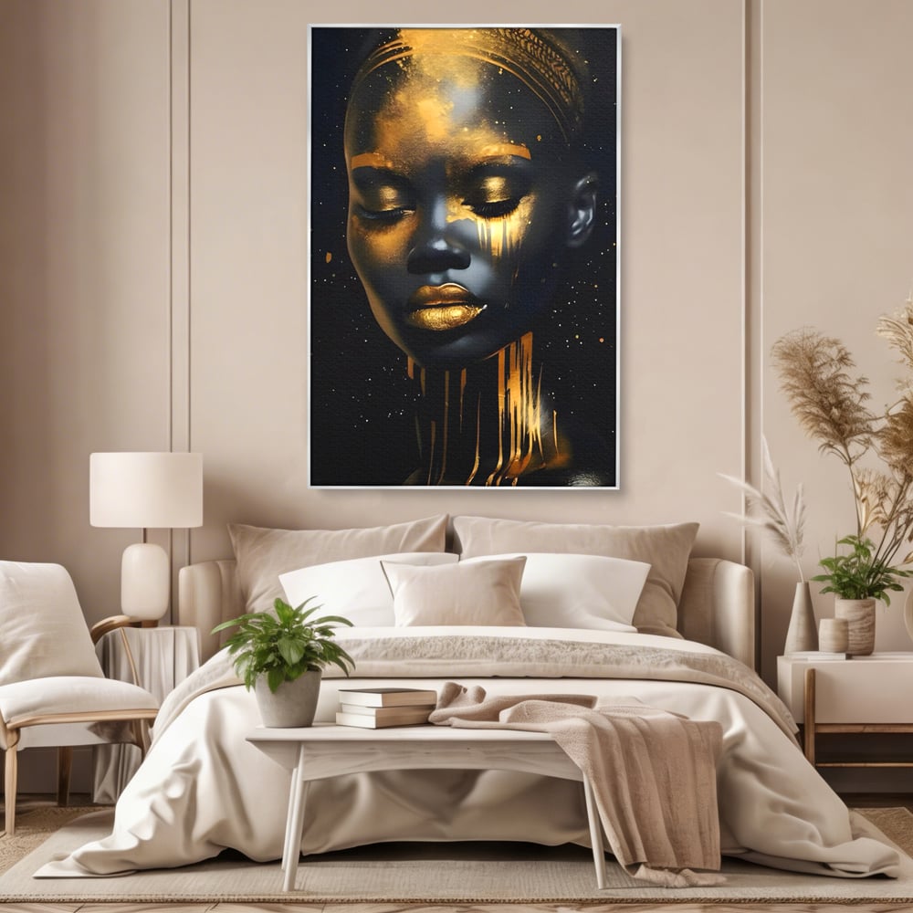 Tablou canvas cu tablou canvas cu portret de femeie, in rama de aluminiu argintiu, pe perete intr-un dormitor