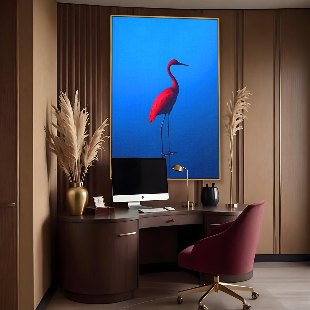 Tablou canvas cu tablou canvas cu pasare flamingo rosie, in rama de aluminiu auriu, pe perete intr-un birou