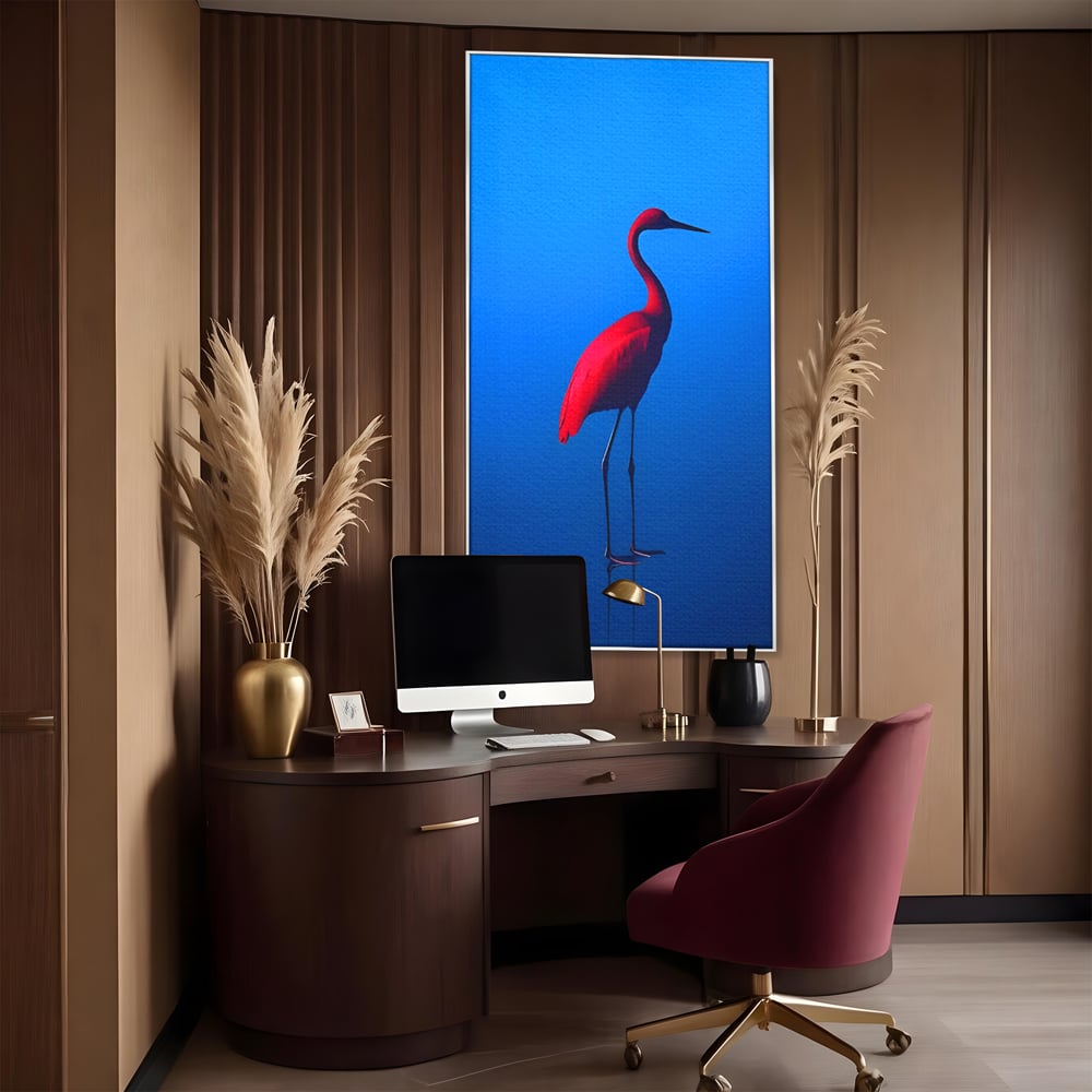 Tablou canvas cu tablou canvas cu pasare flamingo rosie, in rama de aluminiu argintiu, pe perete intr-un birou