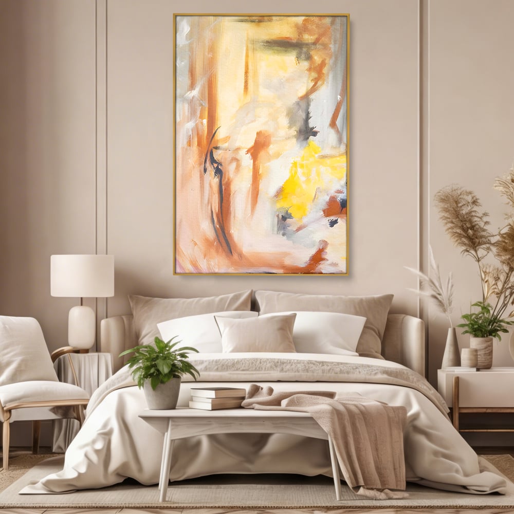 Tablou canvas cu pictura abstracta cu pete aurii si maronii, in rama de aluminiu auriu, pe perete intr-un dormitor