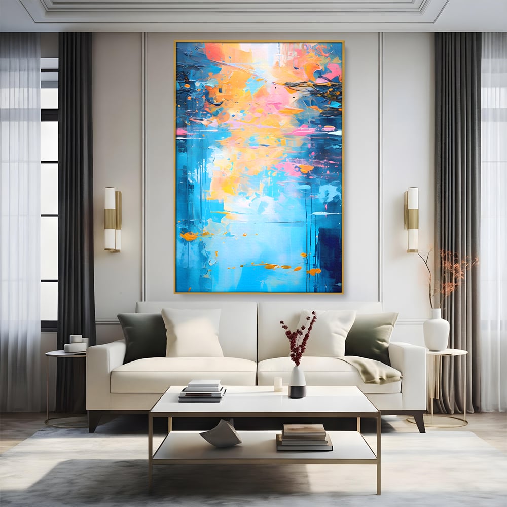 Tablou canvas cu pictura abstracta cu reflexii colorate, in rama de aluminiu auriu, pe perete intr-un living