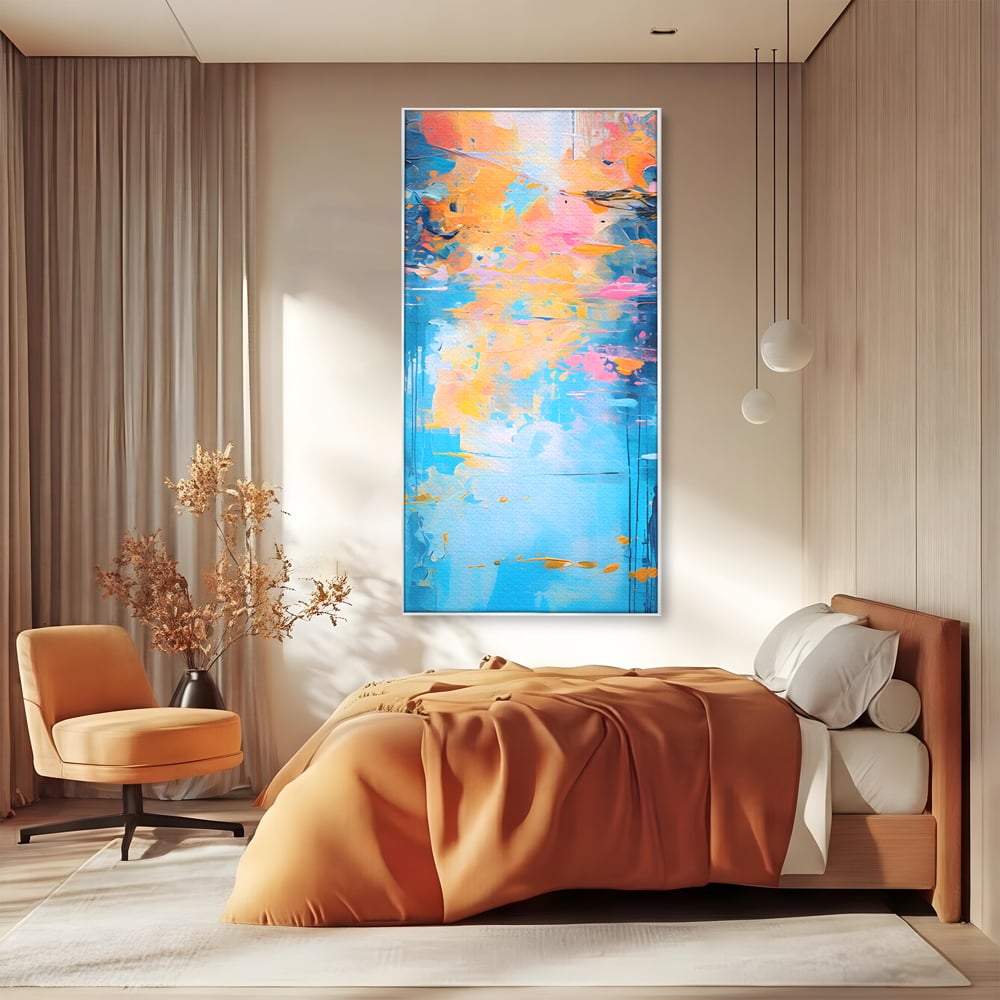 Tablou canvas cu pictura abstracta cu reflexii colorate, in rama de aluminiu argintiu, pe perete intr-un dormitor