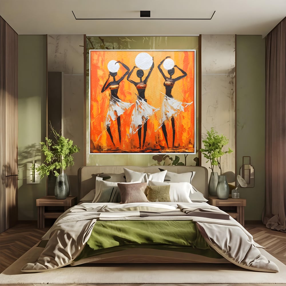 Tablou canvas cu tablou canvas cu trei dansatoare africane, in rama de aluminiu argintiu, pe perete intr-un dormitor