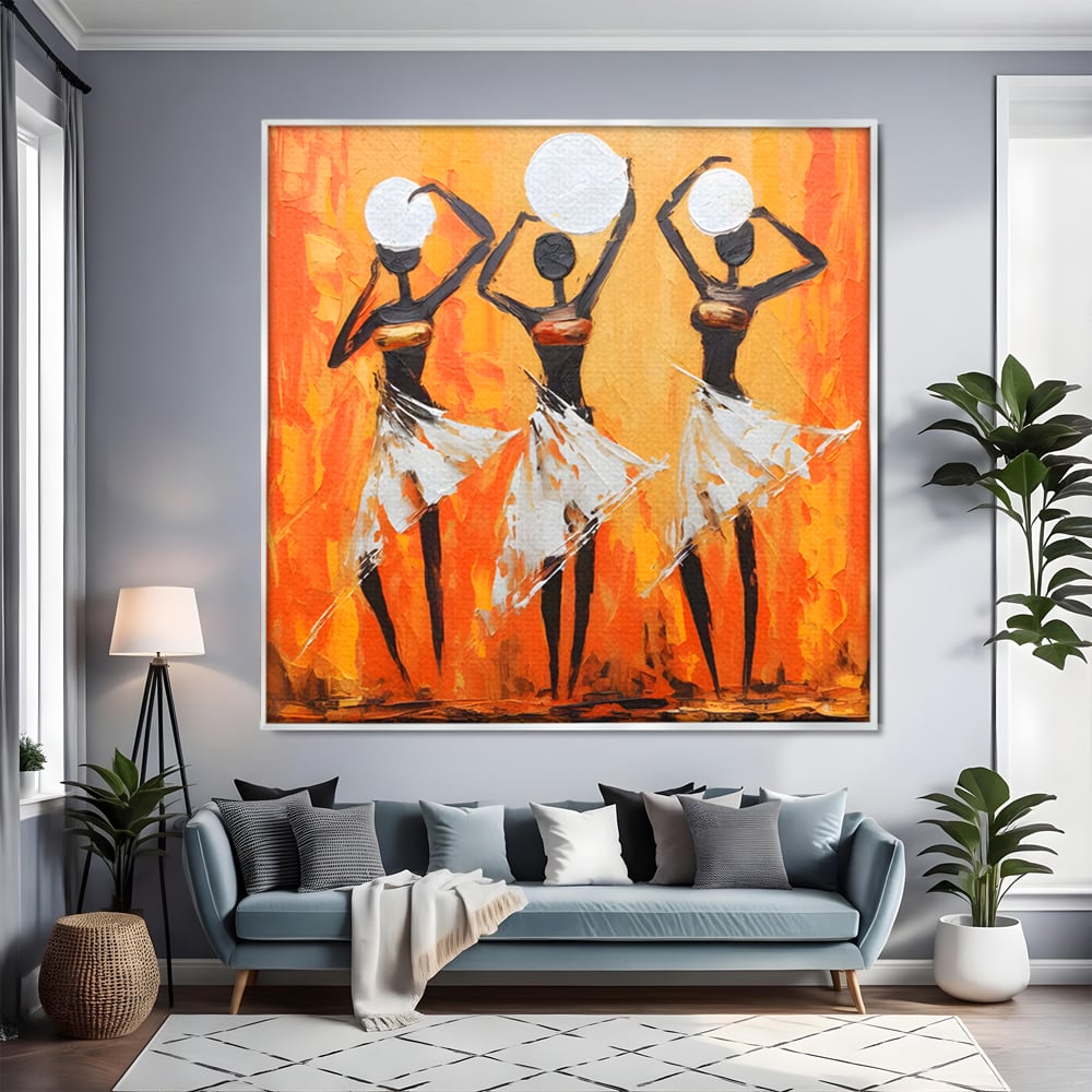 Tablou canvas cu tablou canvas cu trei dansatoare africane, in rama de aluminiu argintiu, pe perete intr-un living