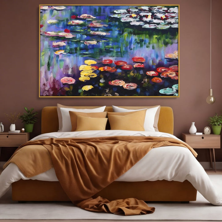 Tablou canvas cu reproducere pictura nuferi pe lac, in rama de aluminiu auriu, pe perete intr-un dormitor