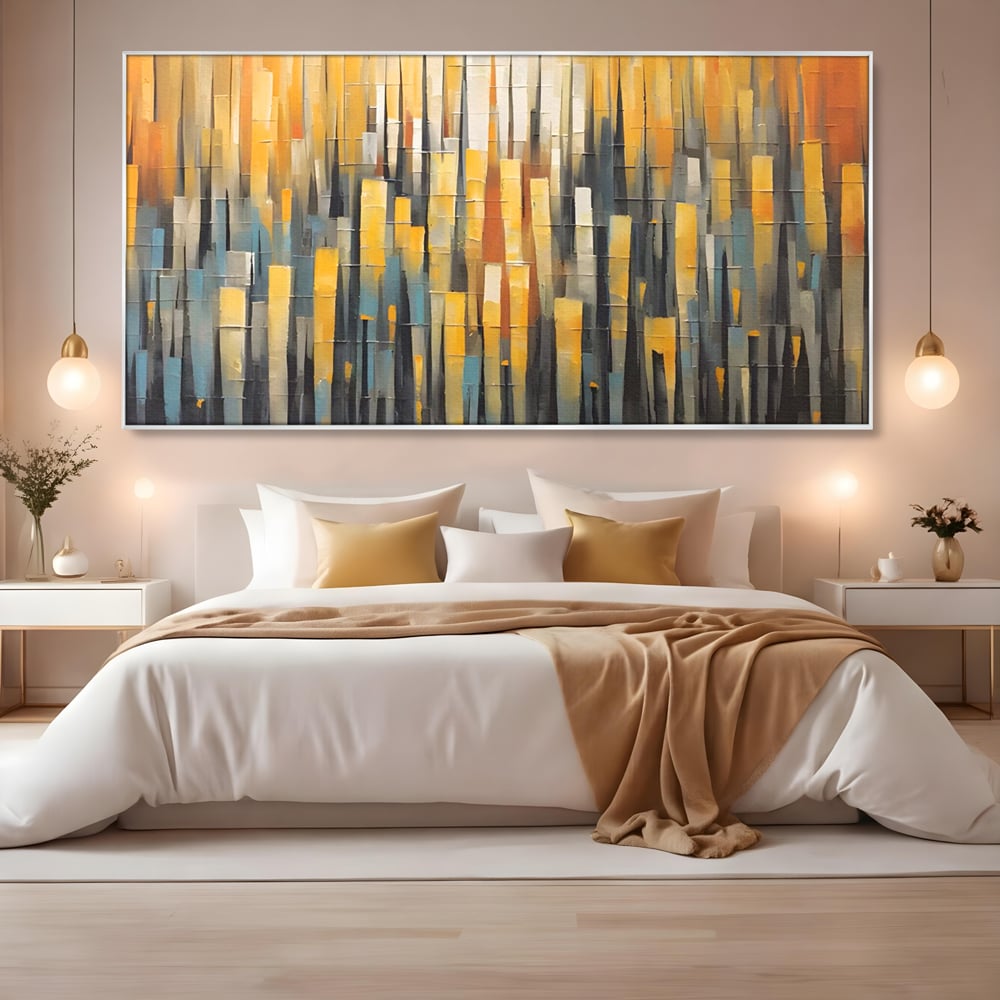 Tablou canvas cu pictura abstracta cu dungi verticale aurii, in rama de aluminiu argintiu, pe perete intr-un dormitor