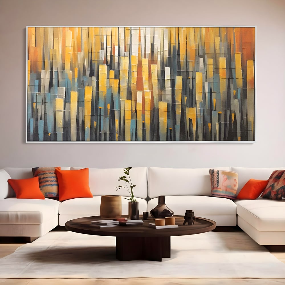 Tablou canvas cu pictura abstracta cu dungi verticale aurii, in rama de aluminiu argintiu, pe perete intr-un living