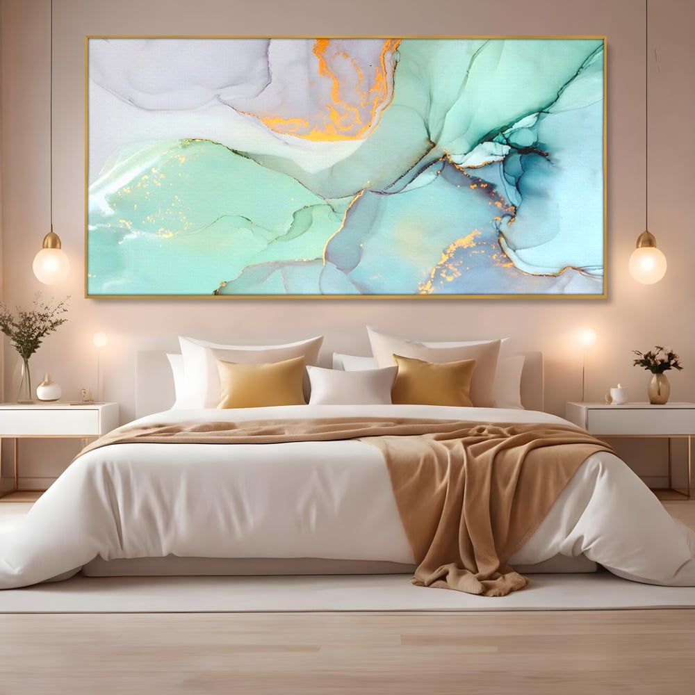 Tablou canvas cu pictura abstracta cu efect de marmura colorata, in rama de aluminiu auriu, pe perete intr-un dormitor