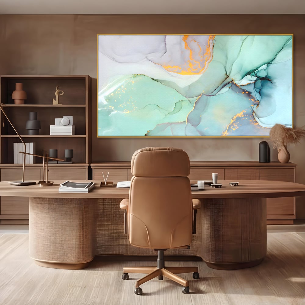 Tablou canvas cu pictura abstracta cu efect de marmura colorata, in rama de aluminiu auriu, pe perete intr-un birou