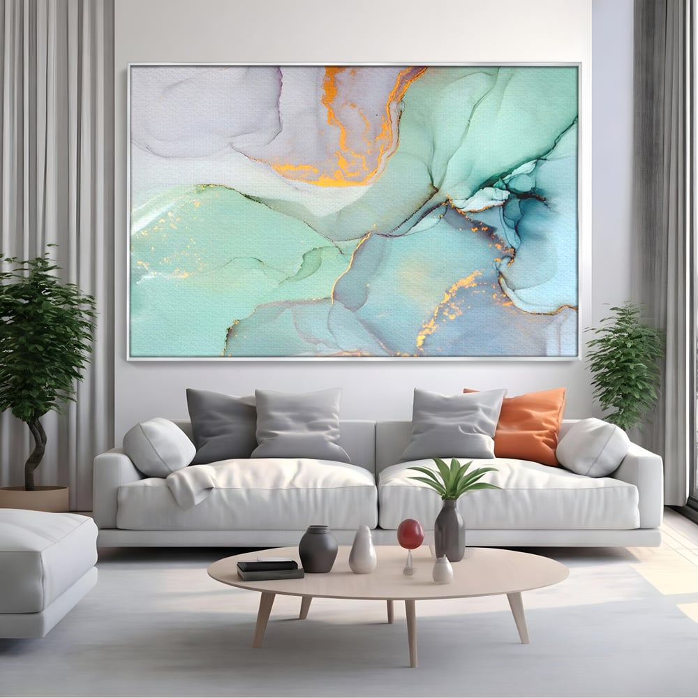 Tablou canvas cu pictura abstracta cu efect de marmura colorata, in rama de aluminiu argintiu, pe perete intr-un living