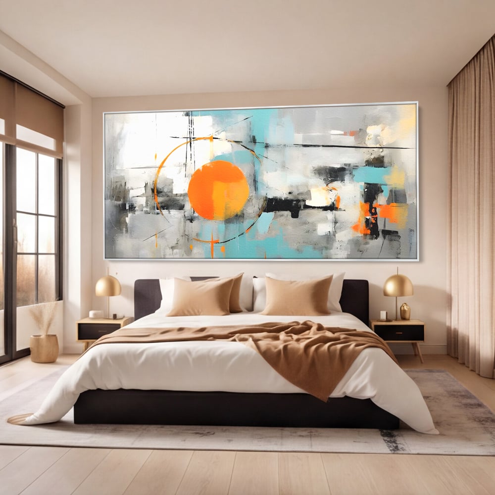 Tablou canvas cu pictura abstracta cu cerc portocaliu, in rama de aluminiu argintiu, pe perete intr-un dormitor