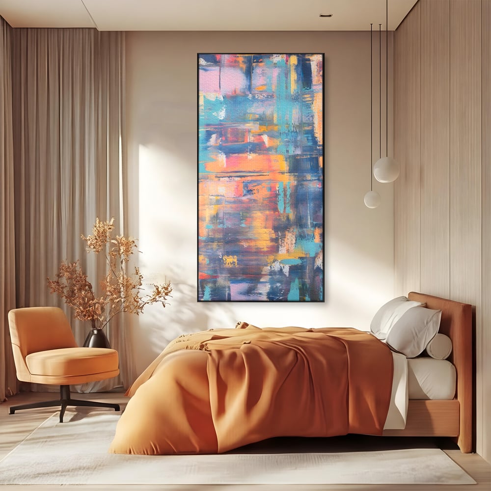 Tablou canvas cu pictura abstracta cu linii verticale, in rama de aluminiu negru, pe perete intr-un dormitor