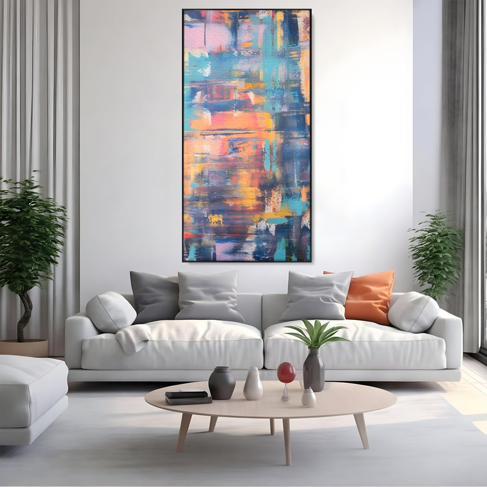 Tablou canvas cu pictura abstracta cu linii verticale, in rama de aluminiu negru, pe perete intr-un living