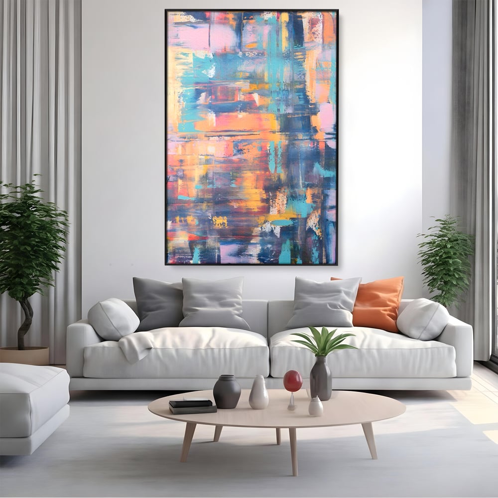 Tablou canvas cu pictura abstracta cu linii verticale, in rama de aluminiu negru, pe perete intr-un living
