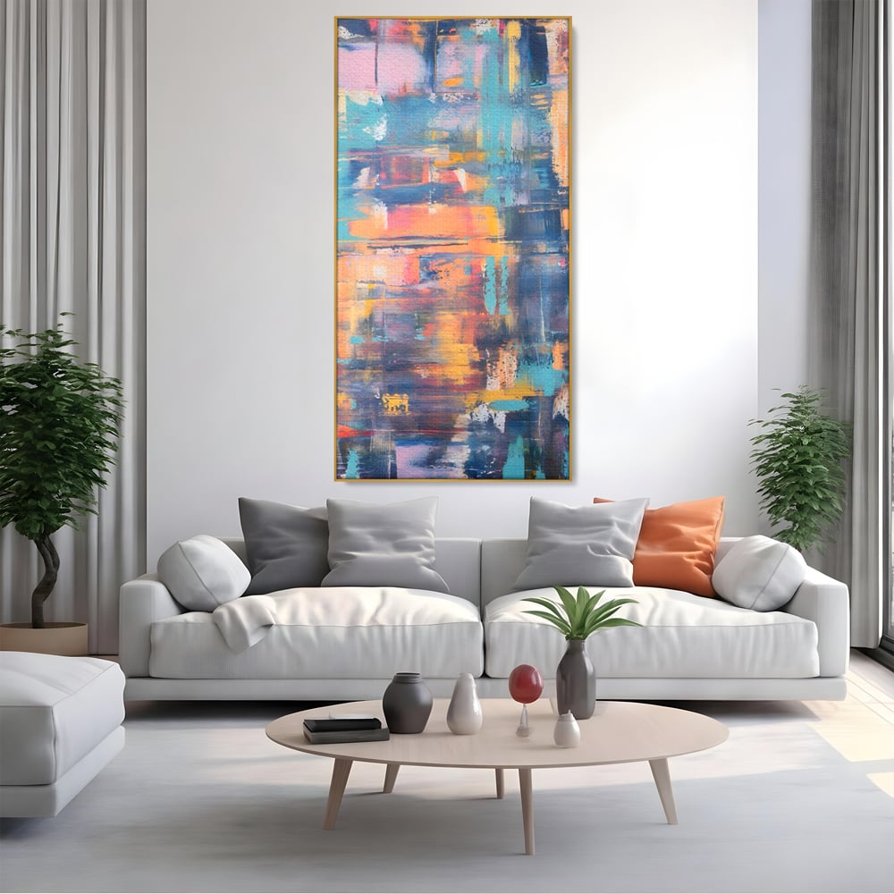 Tablou canvas cu pictura abstracta cu linii verticale, in rama de aluminiu auriu, pe perete intr-un living