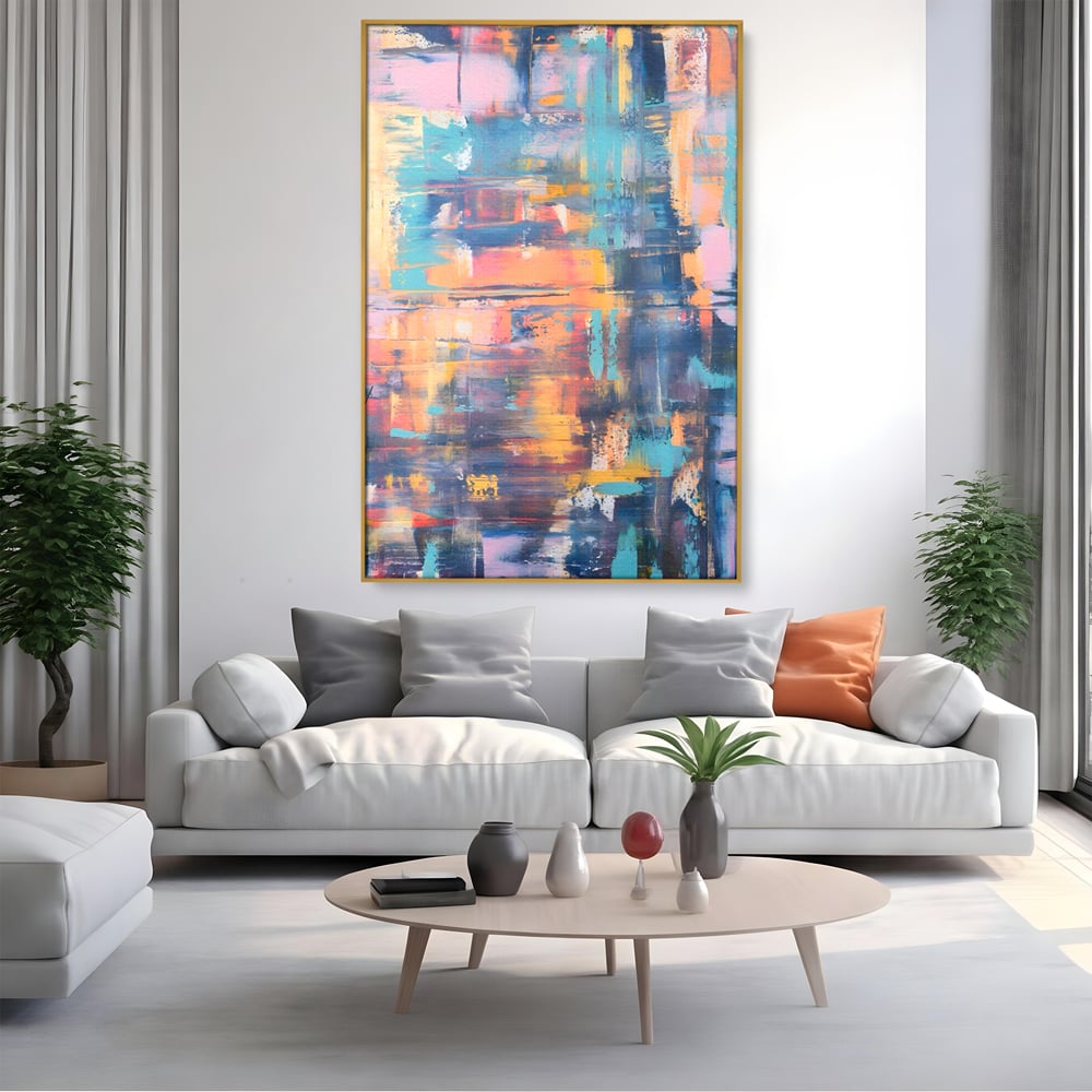 Tablou canvas cu pictura abstracta cu linii verticale, in rama de aluminiu auriu, pe perete intr-un living