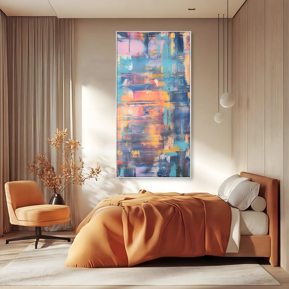 Tablou canvas cu pictura abstracta cu linii verticale, in rama de aluminiu argintiu, pe perete intr-un dormitor