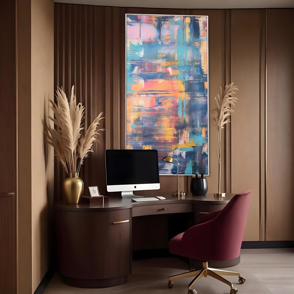 Tablou canvas cu pictura abstracta cu linii verticale, in rama de aluminiu argintiu, pe perete intr-un birou