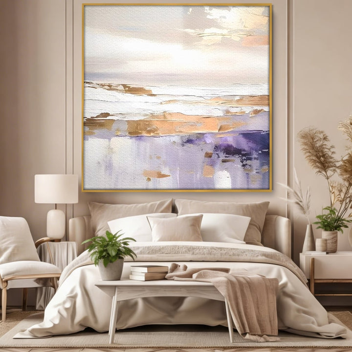 Tablou canvas cu pictura abstracta cu valuri si cer pastelat, in rama de aluminiu auriu, pe perete intr-un dormitor