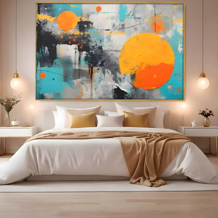 Tablou canvas cu tablou abstract cu discuri solare portocalii, in rama de aluminiu auriu, pe perete intr-un dormitor