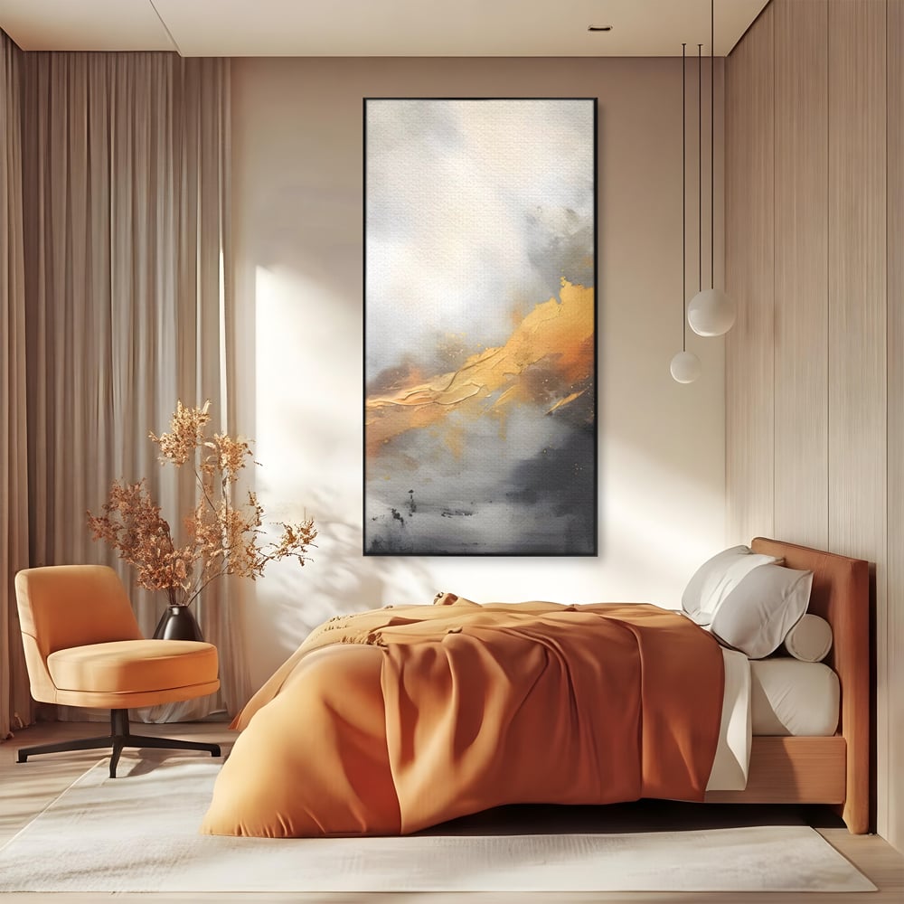 Tablou canvas cu pictura abstracta cu tusa aurie si tonuri gri, in rama de aluminiu negru, pe perete intr-un dormitor