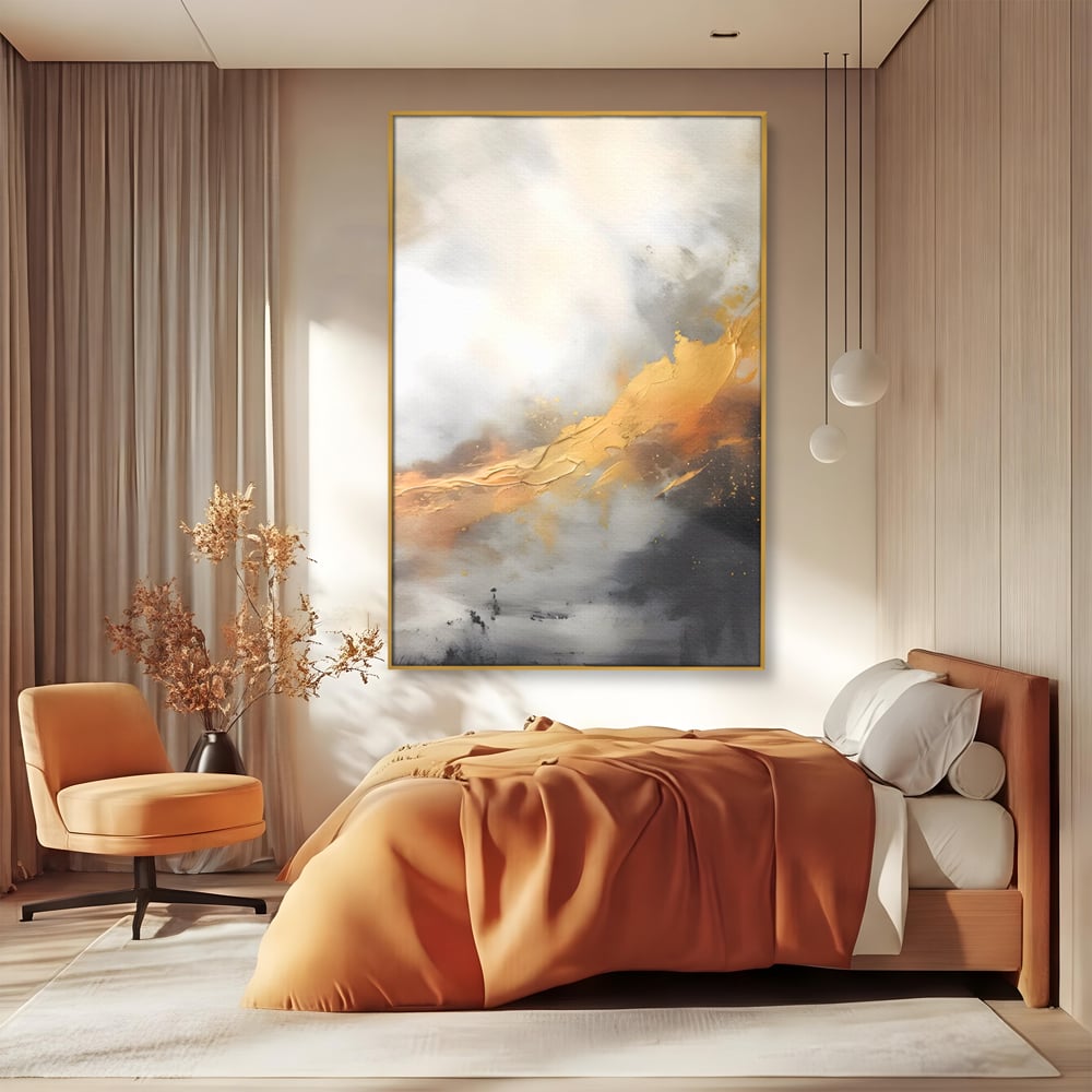 Tablou canvas cu pictura abstracta cu tusa aurie si tonuri gri, in rama de aluminiu auriu, pe perete intr-un dormitor