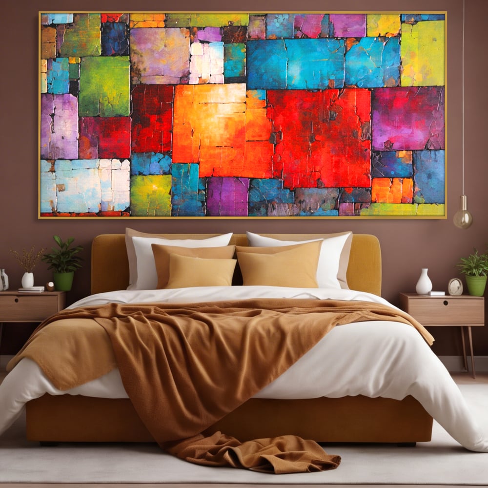 Tablou canvas cu tablou canvas cu mozaic geometric colorat, in rama de aluminiu auriu, pe perete intr-un dormitor