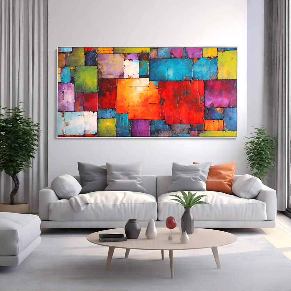 Tablou canvas cu tablou canvas cu mozaic geometric colorat, in rama de aluminiu argintiu, pe perete intr-un living
